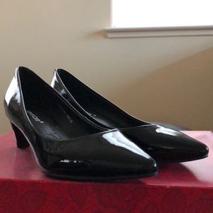 Black patent leather low kitten heels